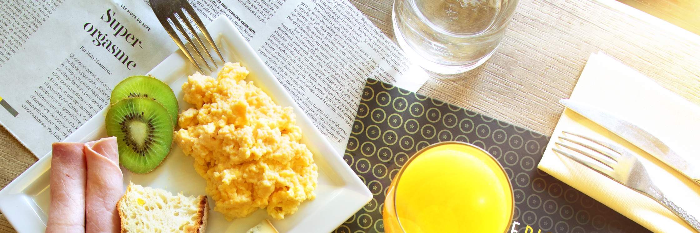 Le Bistro Parisien dengan Pemandangan Menara Eiffel